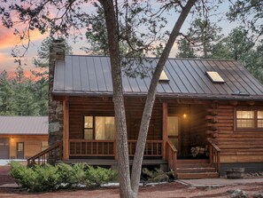 Real log cabin with relaxing porch plus kitchen and loft skylights!