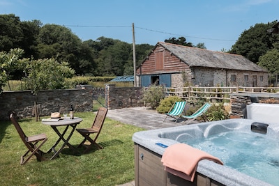 Award winning cosy cottage with private hot tub & log burner