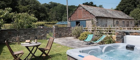 Orchard Cottage with your own private hot tub