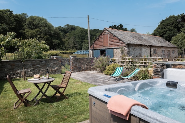 Orchard Cottage with your own private hot tub