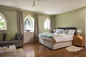 King size double bed (can be configured as twin singles)