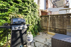 Private Patio | Gas Grill | 7 Mi to Oriole Park