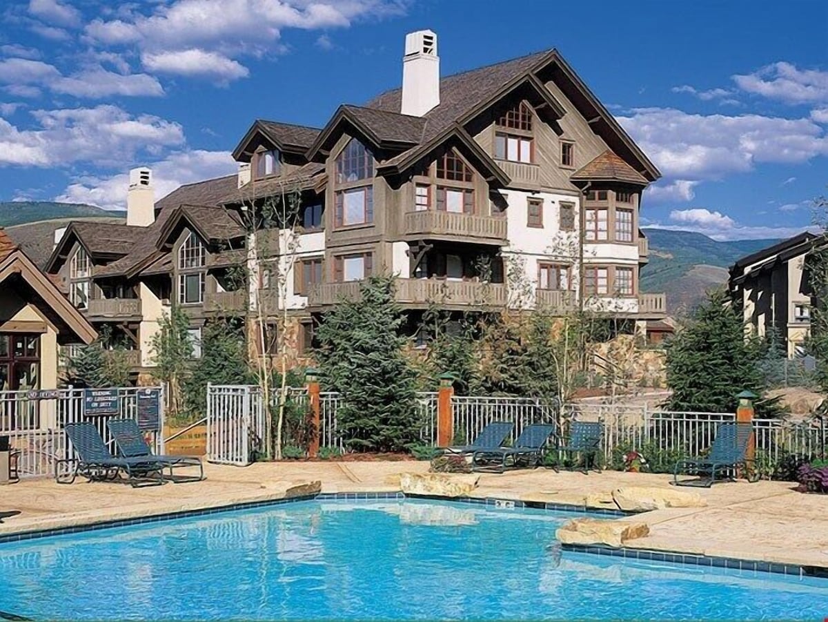 Mountain Condo + Fireplace & Private Balcony