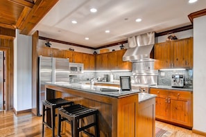 Take a seat at the breakfast bar or enjoy preparing food in the large kitchen.