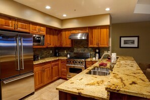 Enjoy cooking in the luxurious and fully-equipped kitchen