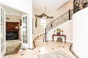 Foyer. 