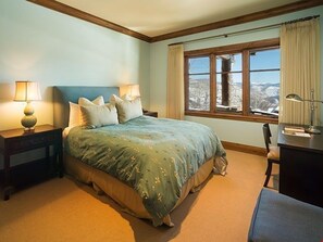 Bedding configurations may vary per unit.
