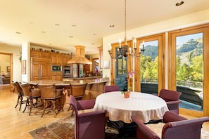 Enjoy your morning coffee with a spectacular view of Aspen Mountain from the kitchen dining table or breakfast bar.