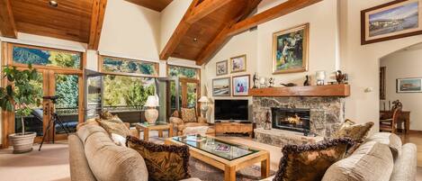 The living area has floor to ceiling windows that look right out to Aspen Mountain - priceless view of the ski area!