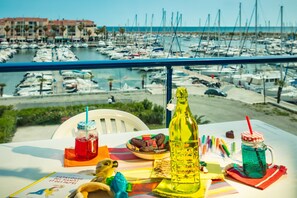 Enjoy a delicious meal on the furnished terrace or loggia.