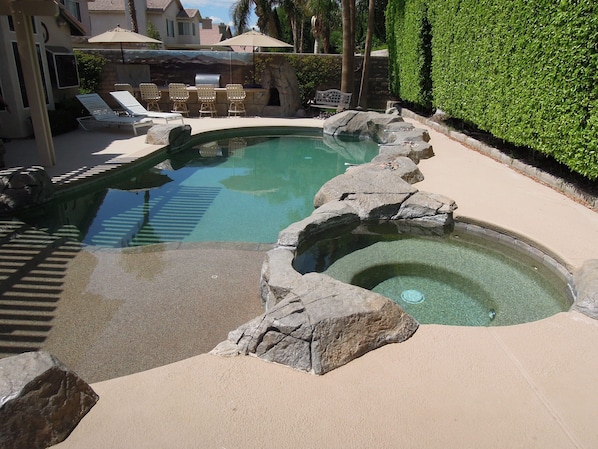 Beautiful private yard and pool/spa/outdoor bbq/sink and TV!
