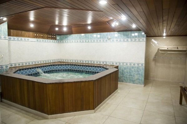 Indoor spa tub