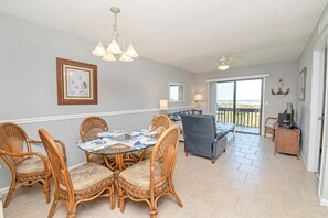 5221 Dining/Living Room