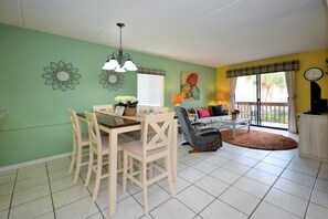 6208 Dining & Living Area 