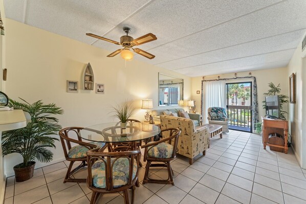 3209 Dining/Living Area
