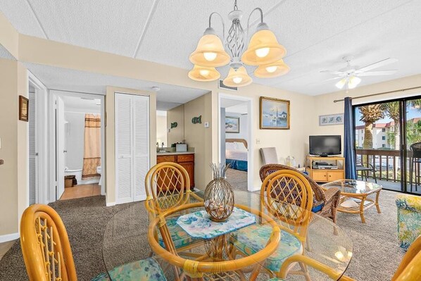 6206 Dining & Living Area
