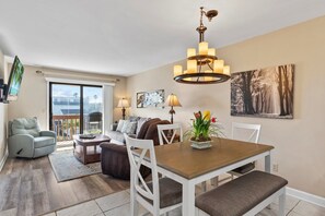  SAOR 3306 Living Area
