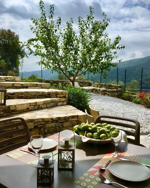 Mangiare in giardino, sotto il portico o all'aperto, con la vista sulla valle.