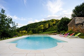 La piscine au milieu de son écrin de verdure