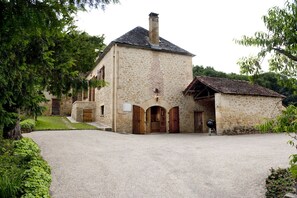 La façade de la maison en arrivant avec le four à pain