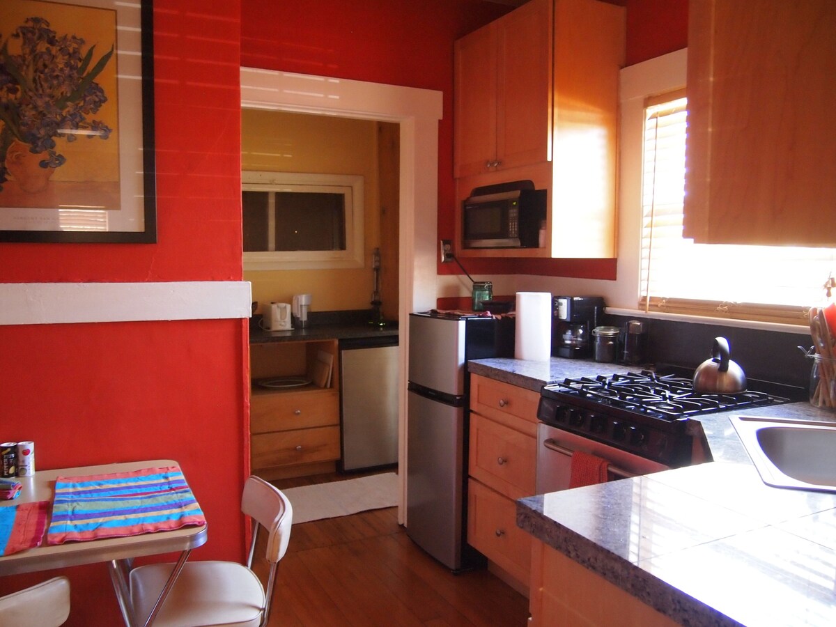 Unique , Vintage Studio Apartment for Leisure/Corporate Travel