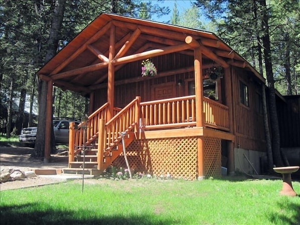 Cozy guest cabin near Henry's Lake.