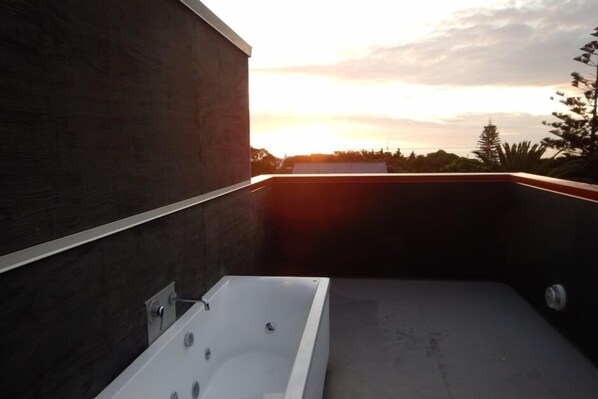 Outdoor Spa Bath for two... very romantic!