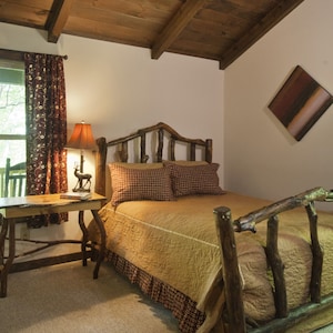 Luxuary Cabin secluded on 40 acres of Spectacular Mountain Wilderness.