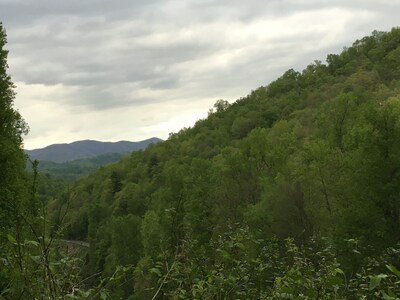 Luxuary Cabin secluded on 40 acres of Spectacular Mountain Wilderness.