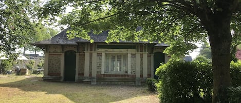 Vue de l'entrée et du parking