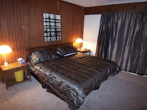 Master bedroom King-size bed
