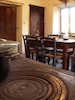 Coin repas - table en bois d'origine, poêle à bois italien classique