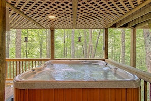 Outdoor spa tub