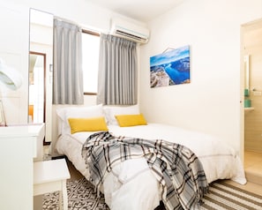 Master bedroom with own bathroom
主臥室內含浴室