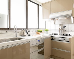 Gas stove and 2 types of hot kettle
備有 瓦斯爐及2個熱水壺