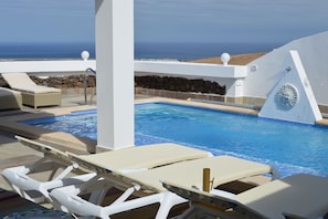 Lovely pool with sea view