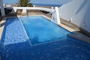 Pool with water feature and hydromassage
