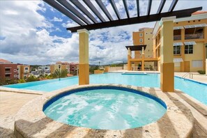 Main infinity pool with jacuzzi 