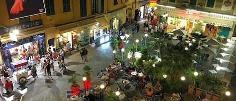 Foto notturna della piazza
