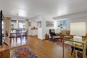 LIVING ROOM - Oranj Palm Vacation Homes.jpg