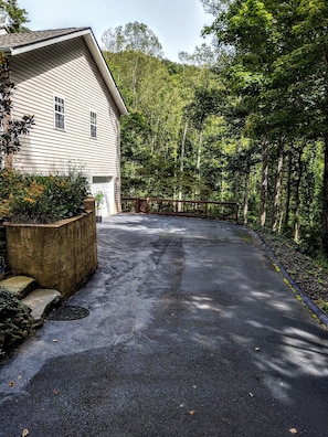 park in driveway all the way to the fence