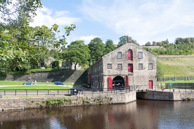 Secluded, listed stone cottage near Slaithwaite, family and pet friendly