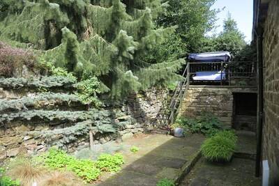 Secluded, listed stone cottage near Slaithwaite, family and pet friendly