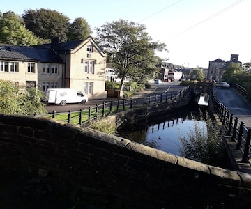 Secluded, listed stone cottage near Slaithwaite, family and pet friendly