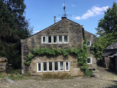 Secluded, listed stone cottage near Slaithwaite, family and pet friendly