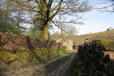 Secluded, listed stone cottage near Slaithwaite, family and pet friendly