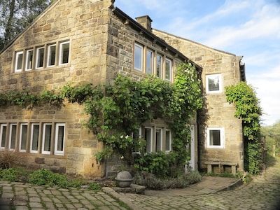 Secluded, listed stone cottage near Slaithwaite, family and pet friendly