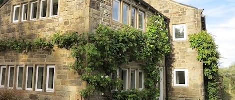 A former cottage and barn were combined to create Tyas Cottage