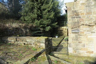 Secluded, listed stone cottage near Slaithwaite, family and pet friendly