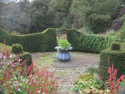 Secluded, listed stone cottage near Slaithwaite, family and pet friendly